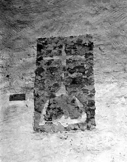 Vestige d'une croix sur le mur nord-est de la grange : corps 4.