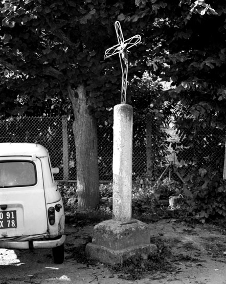 La croix monumentale devant l'église.