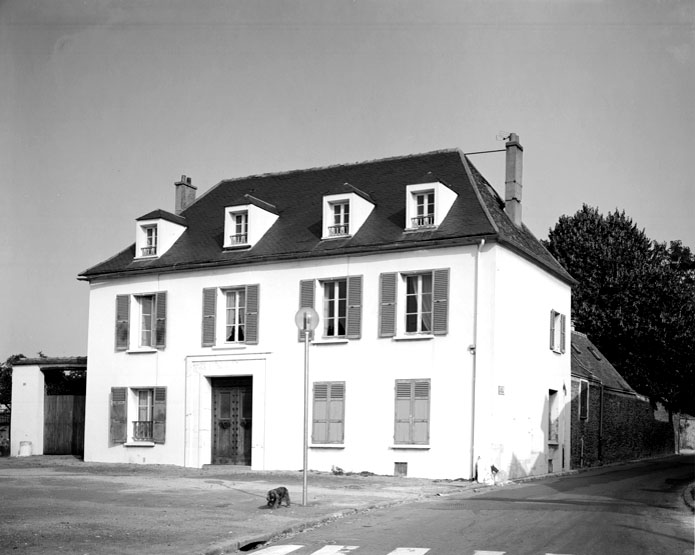 Vue de la façade antérieure.