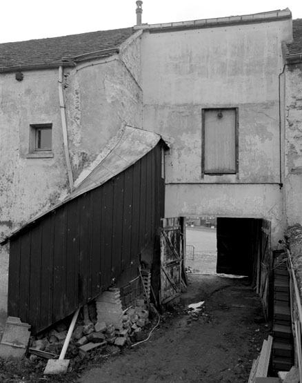 Le passage couvert et l'escalier hors-oeuvre.