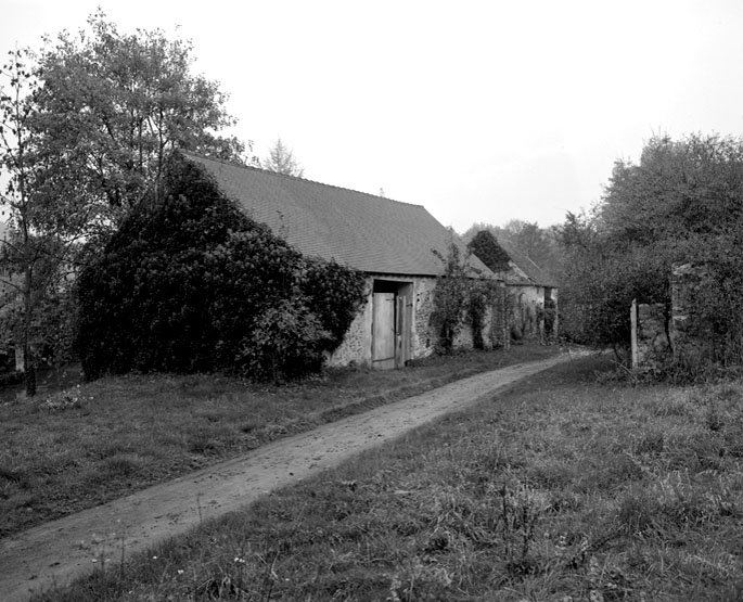 Vue de la grange prise du sud-ouest.