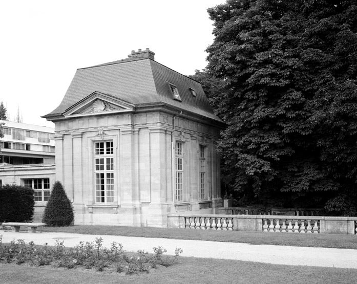 Vue générale d'un pavillon d'entrée.