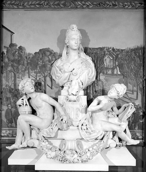 Groupe sculpté, buste (grandeur nature) : la Marianne, science et la littérature