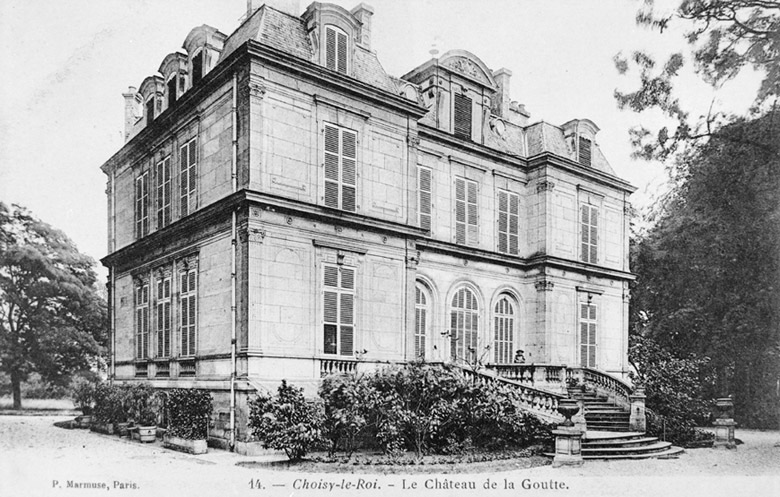 Vue des façades postérieure et latérale de la maison transformée en mairie.