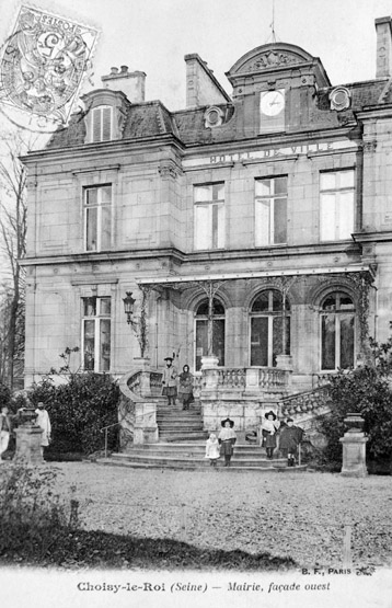 Détail de la façade antérieure de la maison transformée en mairie.