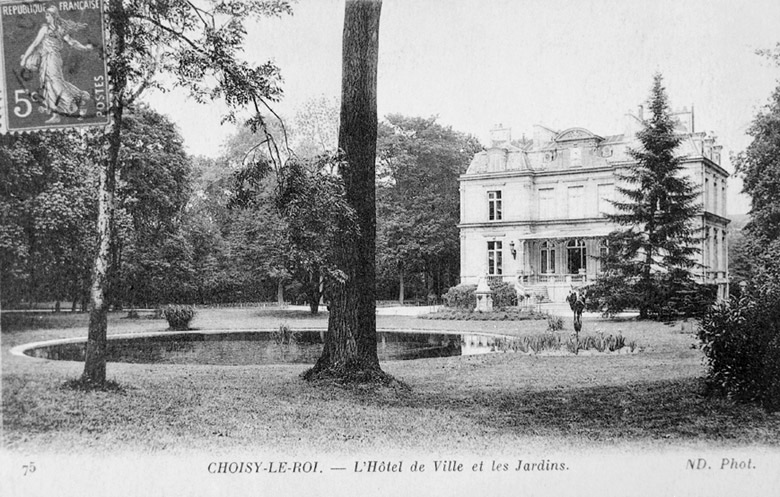 Vue de la façade antérieure de la maison transformée en mairie.