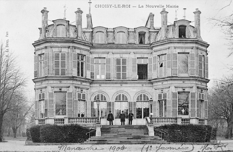 Vue de la façade postérieure de la maison transformée en mairie.