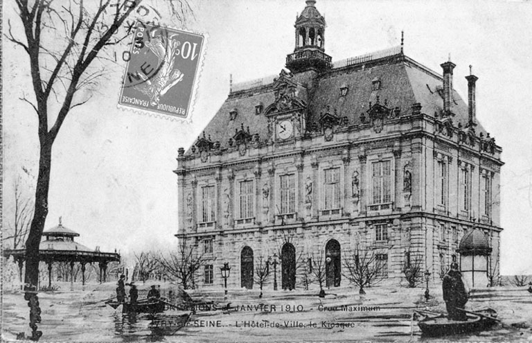 Demeure de notable, puis successivement hôtel de ville, école professionnelle, dispensaire, actuellement mairie