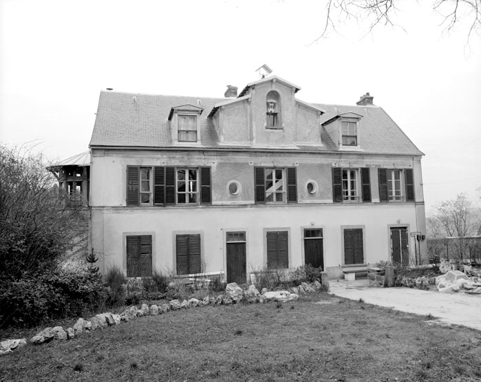 La façade antérieure du logis prise de l'ouest.