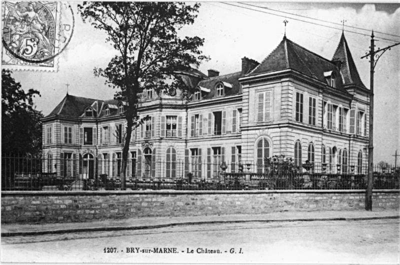 Vue d'ensemble sur la façade antérieure et la façade latérale orientale.