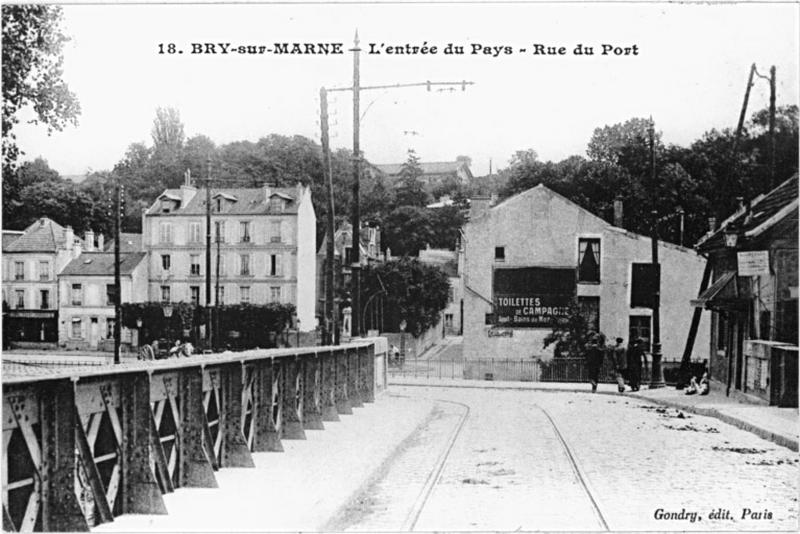 Vue sur la place Daguerre depuis le pont de Bry.