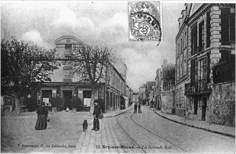 Vue générale de la grande-Rue prise depuis la place de la Mairie.