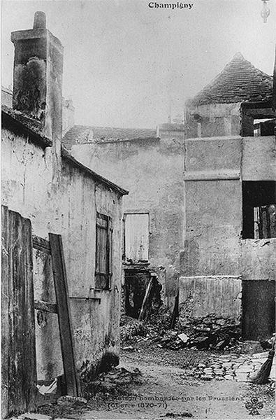 Vue d'une maison en ruine, non localisée.