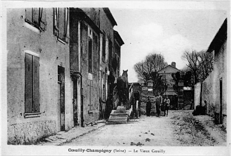 Vue d'une rue dans le hameau de Coeuilly.