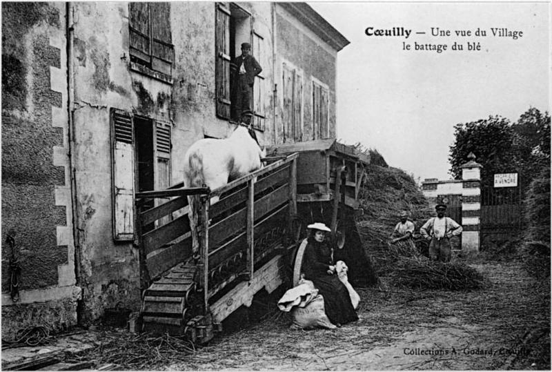 Vue d'une rue dans le hameau de Coeuilly.