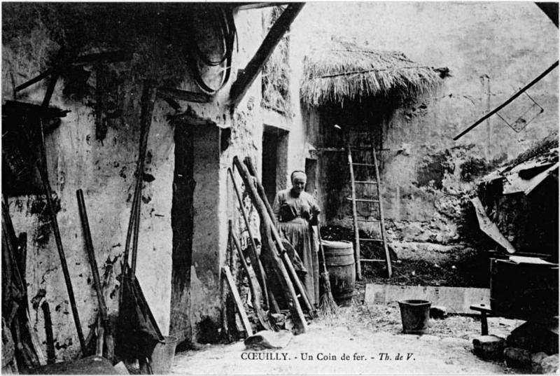 Vue d'une cour de ferme située dans le hameau de Coeuilly.