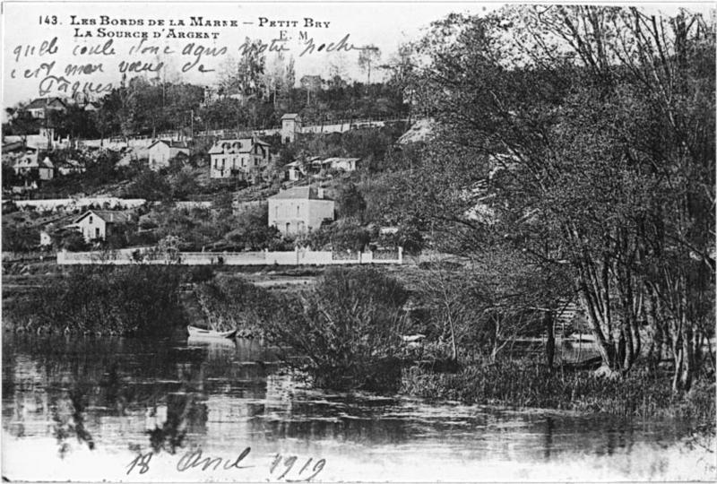Vue sur les coteaux depuis l'île du Moulin.