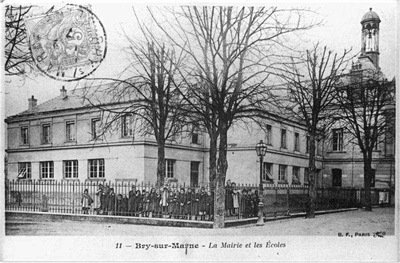 Vue latérale sud des écoles et de la mairie.