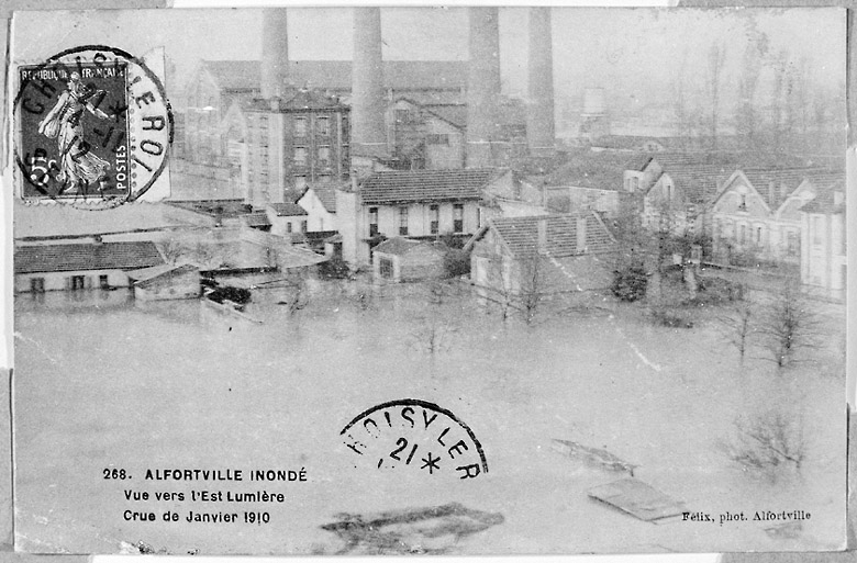 L'arrière de la centrale lors des inondations.