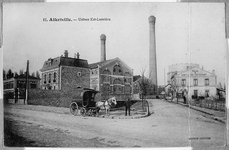 La 'villa Dynamo', maison du directeur, et, pignon de la halle des machines, rue Parmentier.