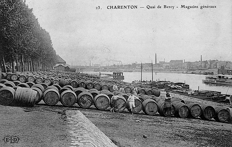 Quai de Bercy, chargement des tonneaux depuis la Seine jusqu'aux entrepôts.