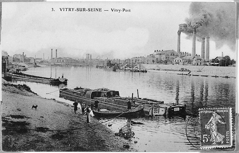 Vue d'ensemble. A gauche, l'autre rive avec l'usine d'assainissement d'Ivry.