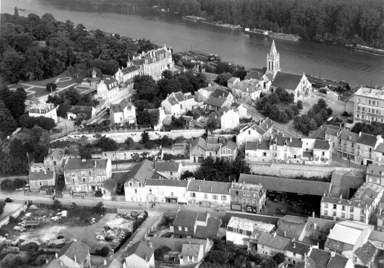 Vue aérienne du centre ville sous l'église vers 1955.