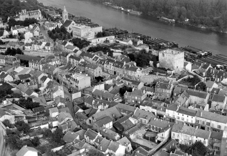 Vue aérienne du centre ville vers 1955.