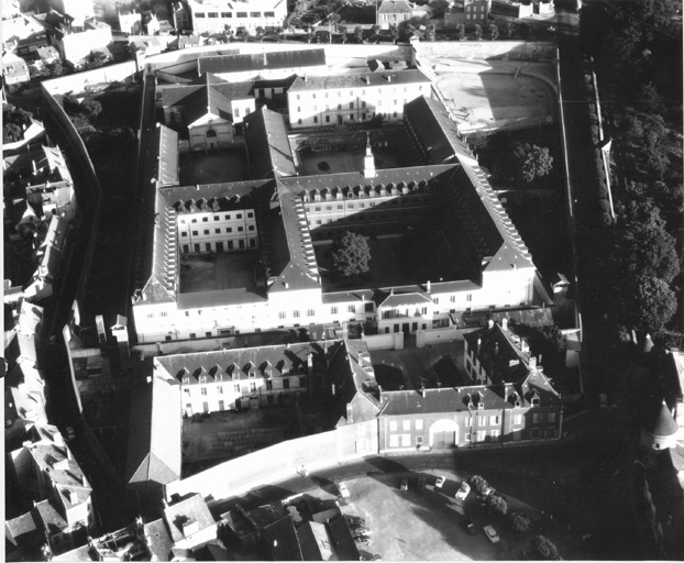 Vue aérienne des bâtiments.