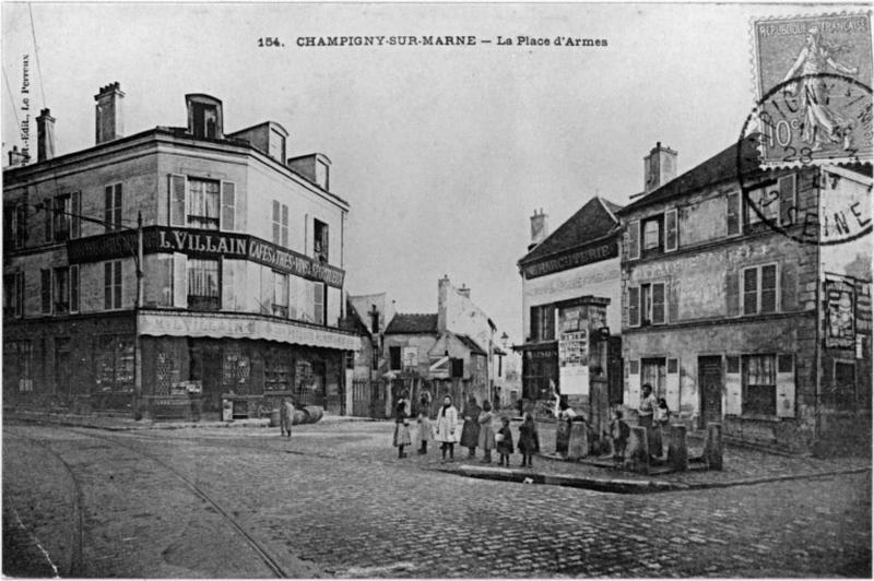 Vue de la place d'Armes, aujourd'hui dénaturée, avec la borne fontaine aujourd'hui déplacée place de l'Eglise.