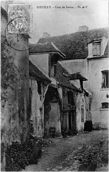 Vue d'une cour de ferme du hameau de Coeuilly.
