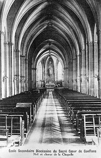 Vue intérieure de la nef de la chapelle en direction du choeur.