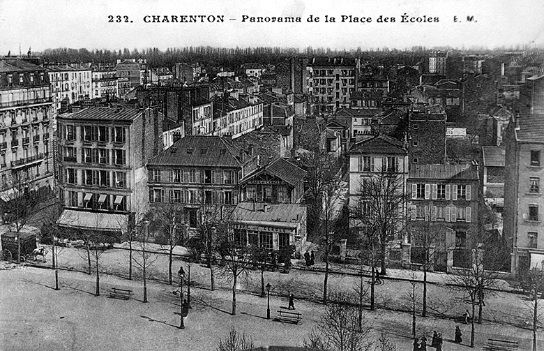Vue panoramique de la partie orientale de la place.