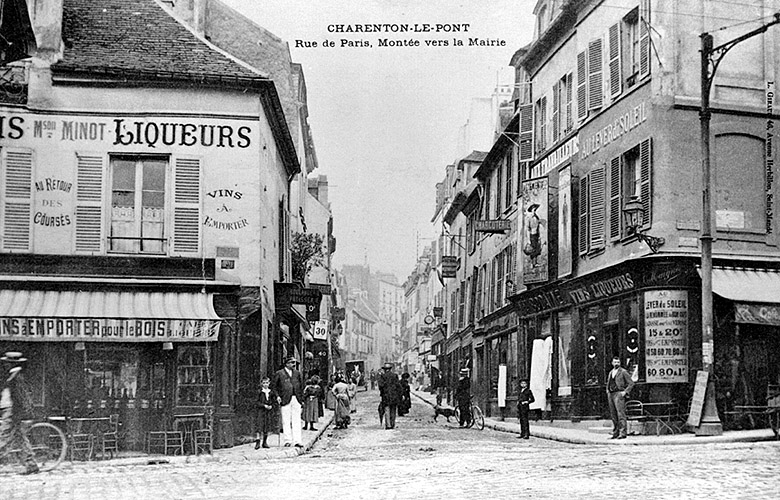 Partie basse de la rue, en direction de la mairie.