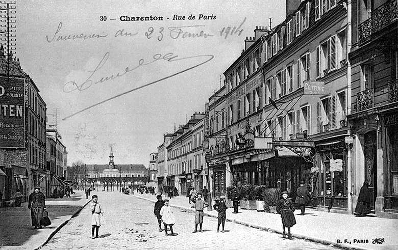 Vue de la rue en direction de la place des Ecoles à Charenton.
