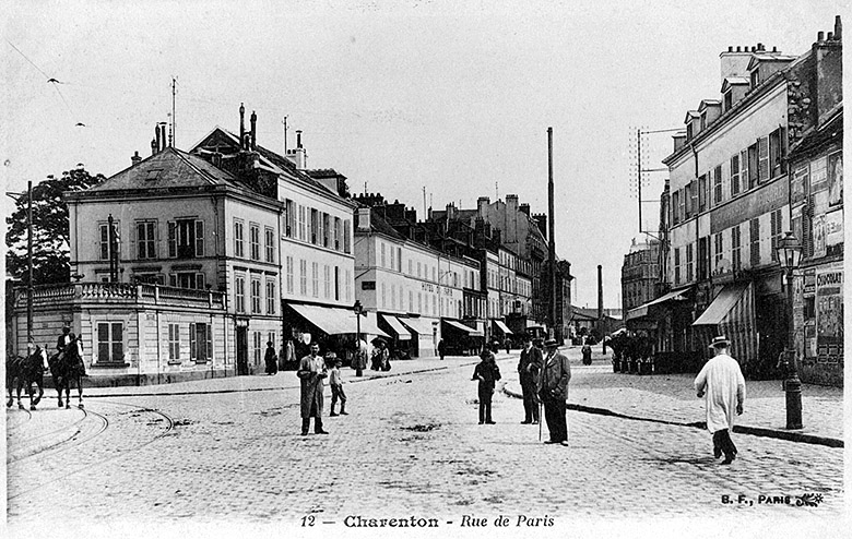 Vue de la rue en direction de la mairie à Charenton.