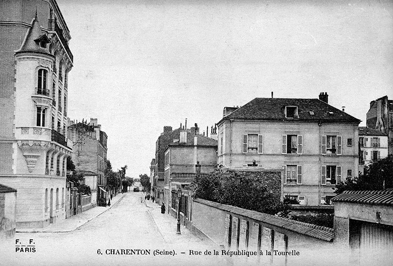 Vue de la rue en direction de l'église.