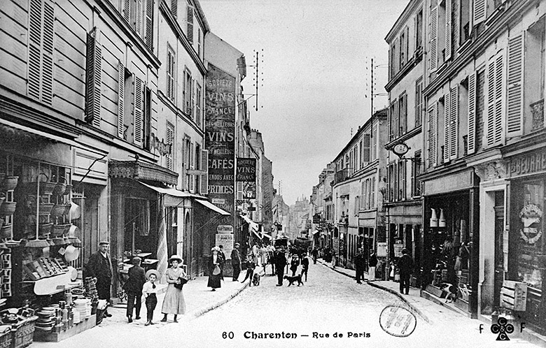 Partie basse de la rue, en venant de la mairie.