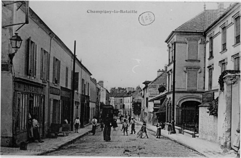 Vue des maisons situées Grande-Rue, aujourd'hui rue Jean-Jaurès, démolies lors de l'élargissement de cette dernière au XXe siècle.