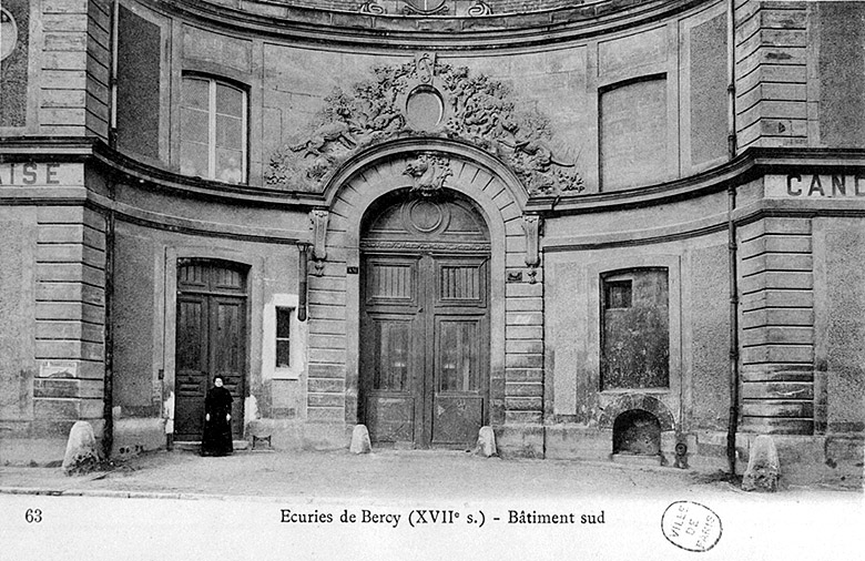 Face antérieure du bâtiment sud des communs sur la rue du Petit-Château.