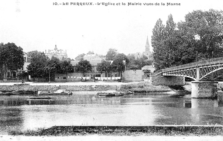 Vue prise à l'est à côté de la passerelle de Bry. Au fond, à gauche: la mairie. Au fond, à droite: l'église.