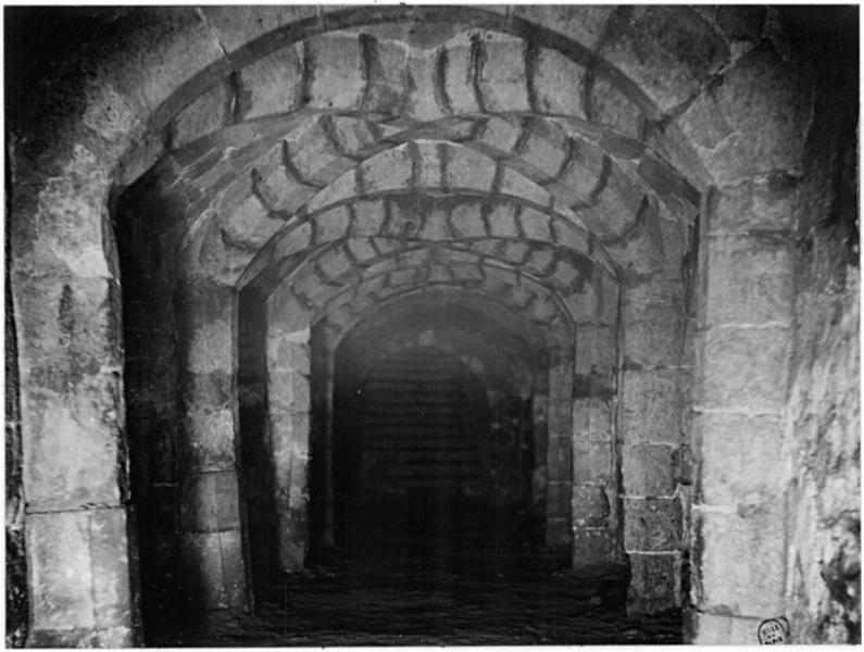 Vue de la cave située à l'angle des rues Jean-Jaurès et Jacques Richard.