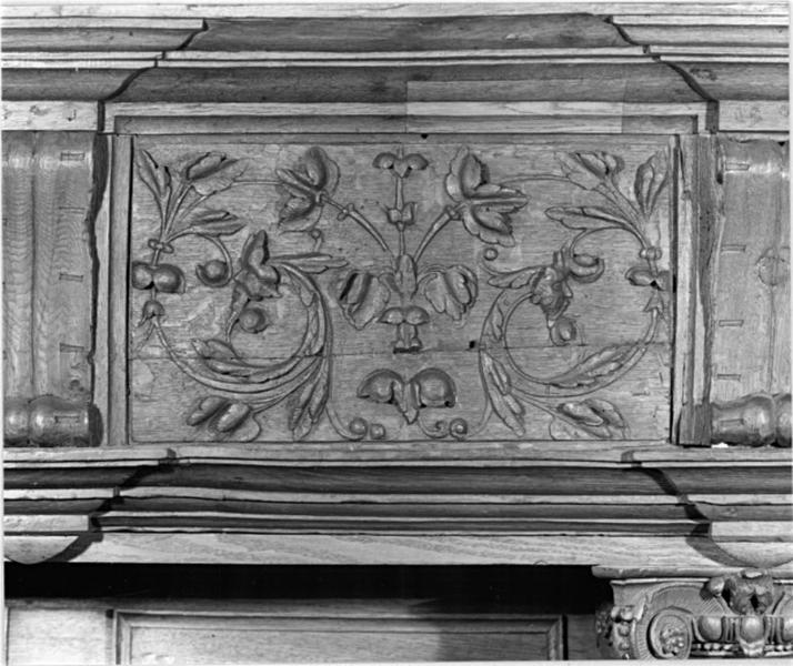 Détail de la corniche du manteau.