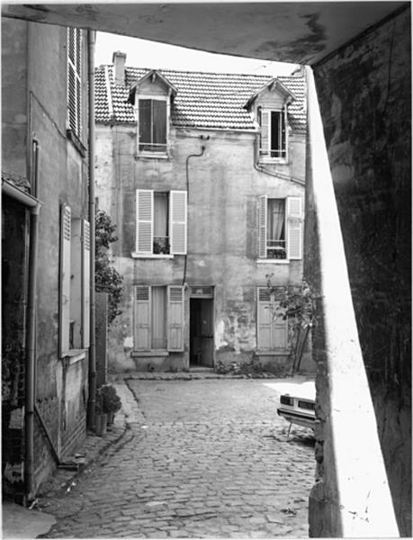 Vue de la cour Saint-Vincent prise depuis le passage couvert.