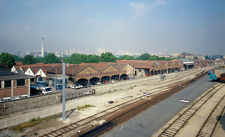 Vue des entrepots, côté voies ferrées.