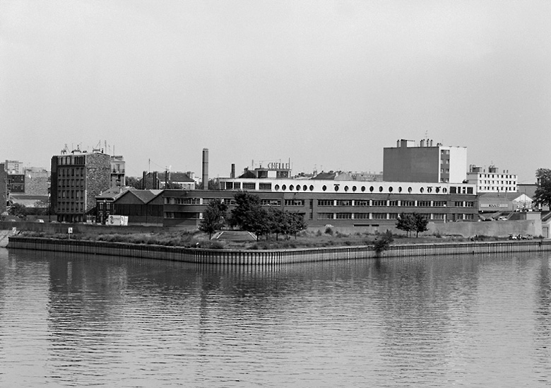Vue de la façade principale prise depuis la passerelle E.D.F.