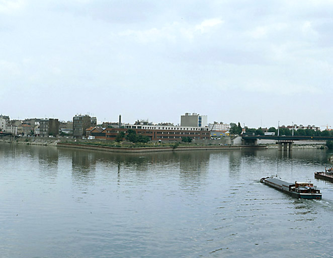 Façade principale, vue prise depuis la passerelle E.d.F.