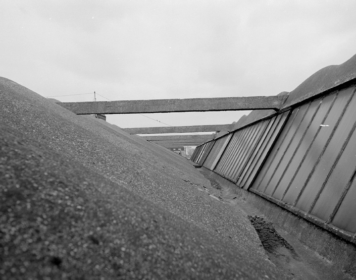 Vue des toitures des ateliers formées de sheds en béton armé.
