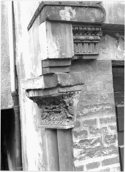 Détail de remplois de provenance inconnue (château des Tuileries pour le fragment de frise?).