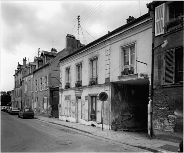 Vue de la rue et de l'entrée de la cour Saint-Vincent au premier plan.